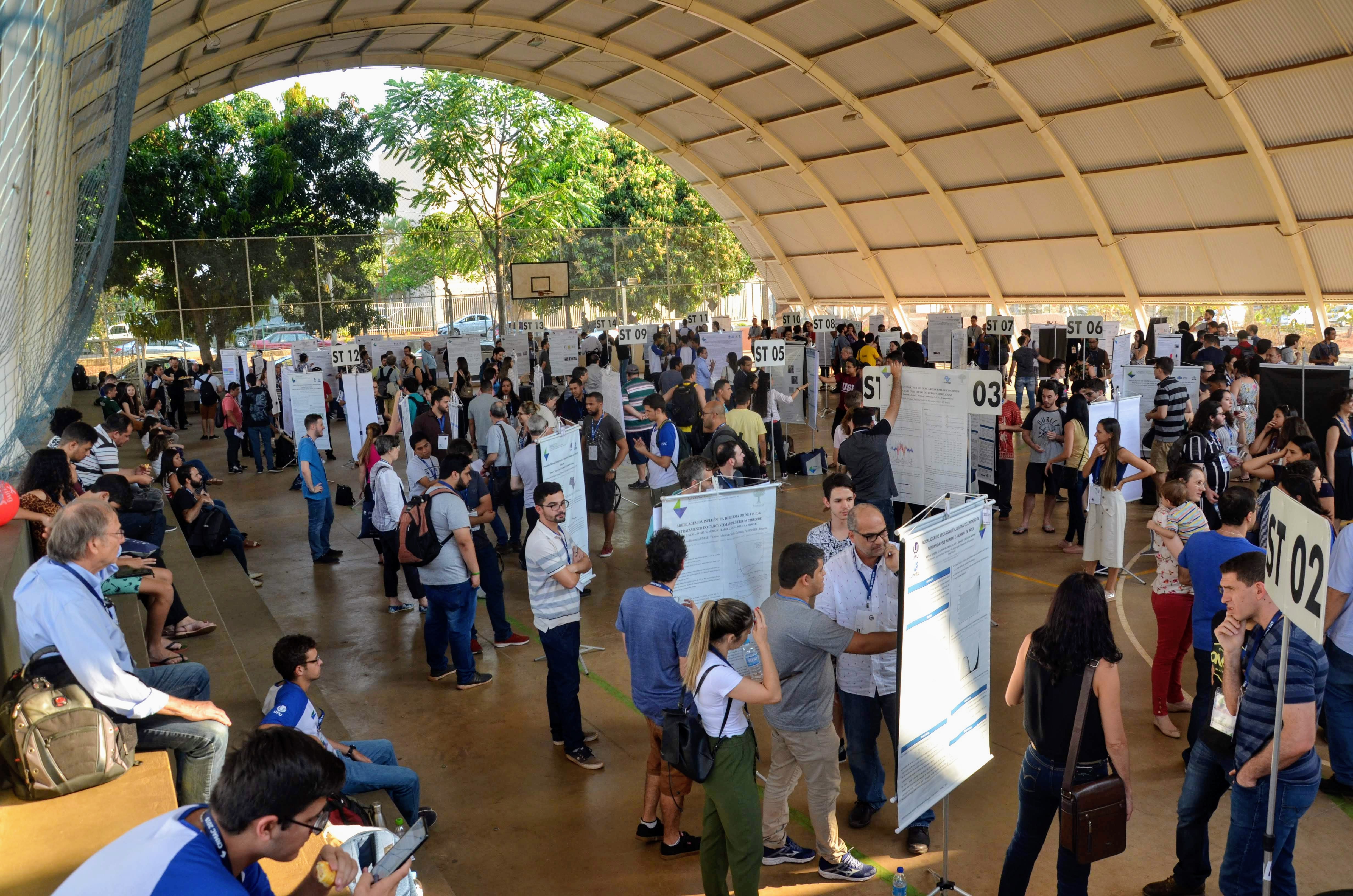 Sessão de pôsteres no CNMAC 2019, Uberlândia (MG). 