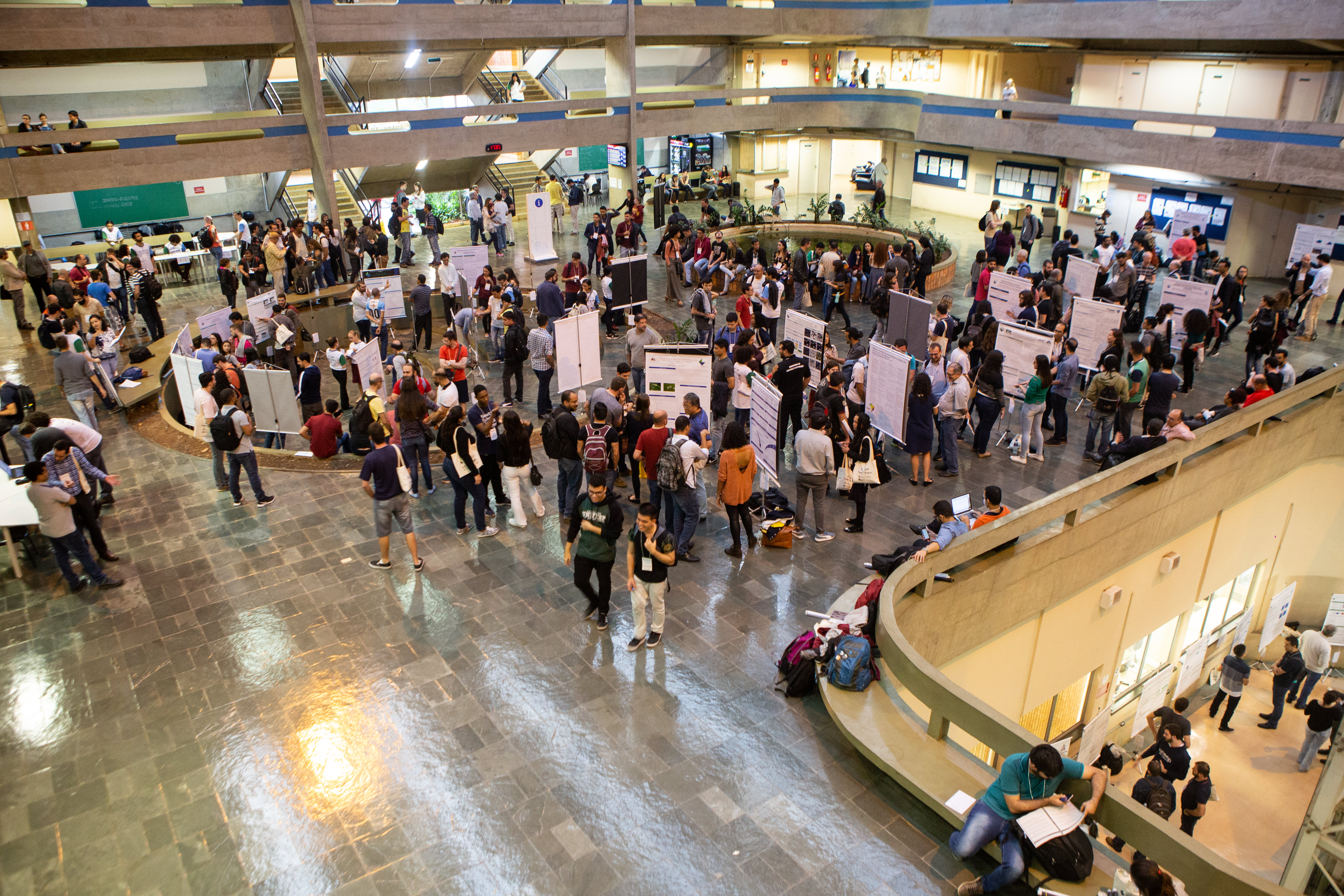 Sessão de pôsteres no CNMAC 2018, Campinas (SP) - Foto: Carlos Renato Medeiros. 